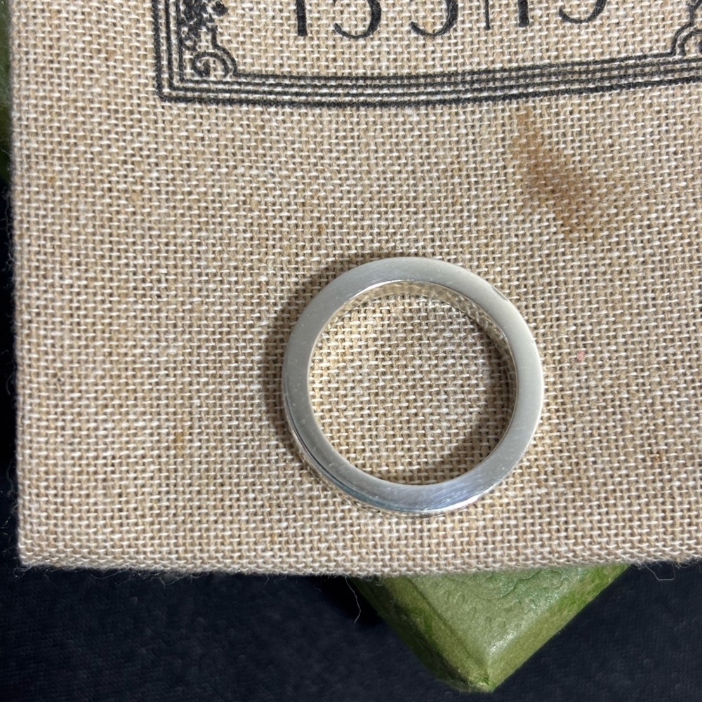 Gucci GG and Bee Engraved Silver Ring - Picture 7 of 9